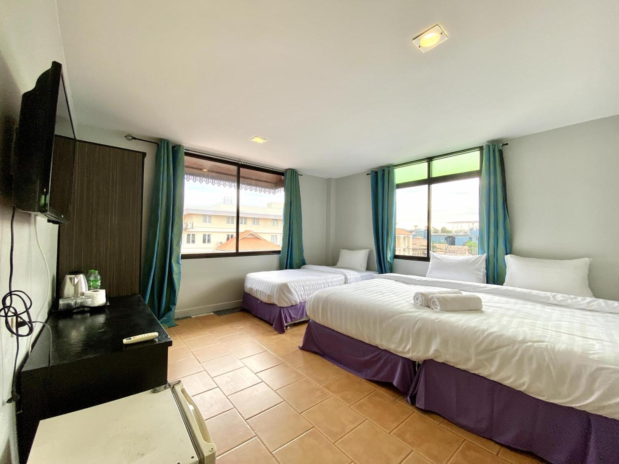 Beachwalk Minotel Patong Екстериор снимка