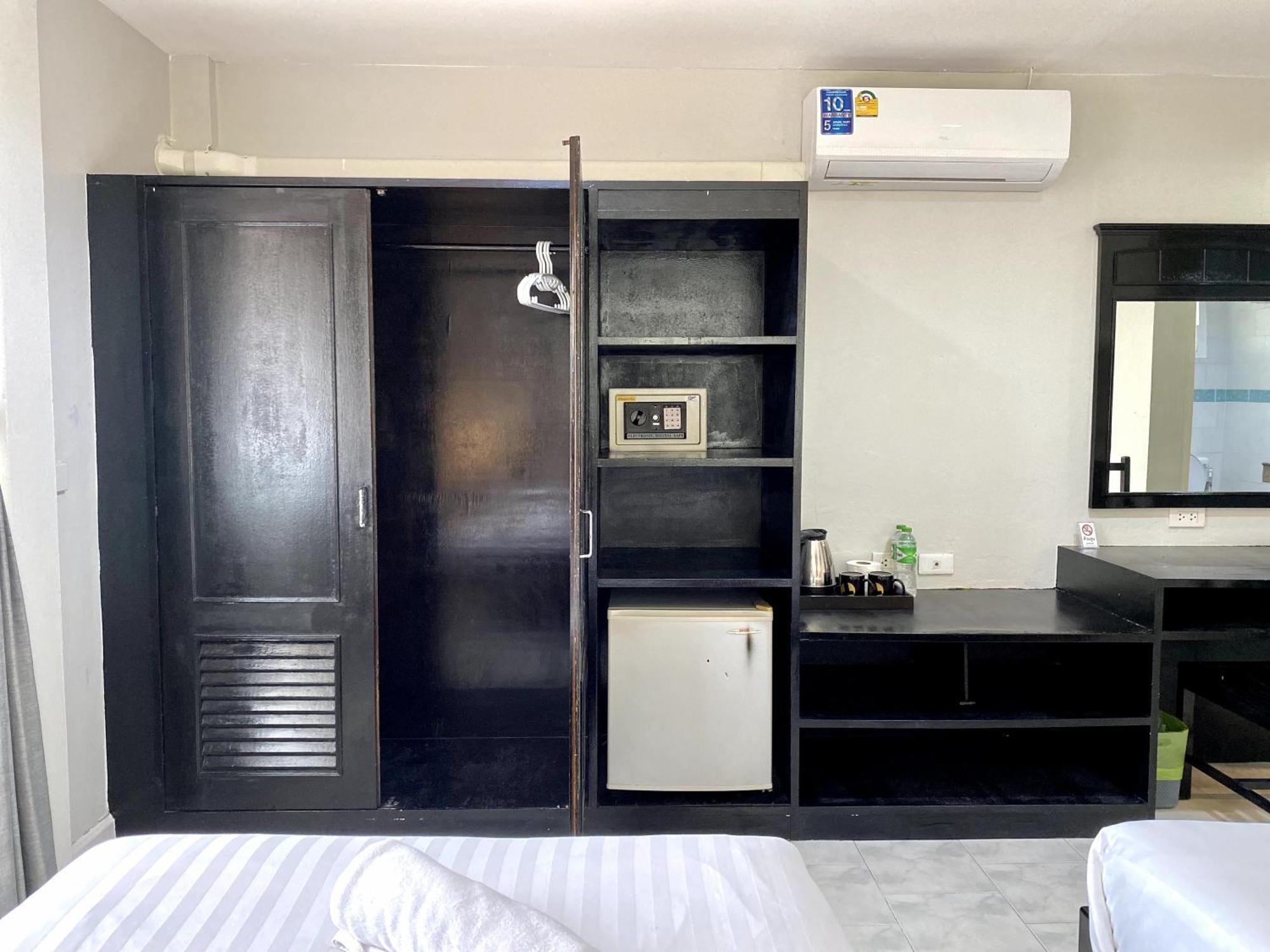 Beachwalk Minotel Patong Екстериор снимка